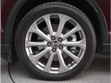 【純正アルミホイール】外観にマッチした純正アルミホイールを装着しております。スタッドレスタイヤも取扱いしております。是非ご相談ください。