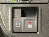 指先だけで簡単に操作が可能な電動パーキングブレーキを採用。「HOLD」スイッチを押すと、渋滞や信号待ちなどでブレーキペダルから足を離しても、ブレーキを保持するので安心です