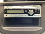 純正CDチューナーにはAUX入力端子がついてますので外部入力から音楽などを楽しめます。その下には1DIN分の小物入れがついています。CDケースなどを入れるのに便利です。