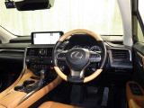 運転席まわりです。 各操作スイッチは使いやすい位置に配置されてます。