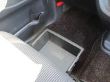 助手席下の収納スペースです