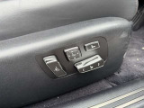 運転席のスイッチもメッキ加飾されています。