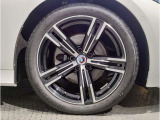 【BMWアロイホイル】軽量かつ強度に拘ったアロイホイル。走行性能ポテンシャルを引き出す設計。車の足元を引き締めてくれる大きなポイントはアロイホイルです。