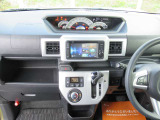 オーディオは純正オプションナビです。エアコンは細かな温度設定が可能なオートエアコンです。足元広々なインパネシフトレバーもうれしい装備ですね