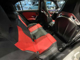 車両は屋内展示しておりますので天候に関係なくごゆっくりコンディションご確認頂けます。車両を倉庫へ保管している場合が御座いますのでご来店前に在庫確認頂けると幸いです。TEL072-784-8800