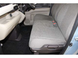 フロントシートはベンチシートです。運転席と助手席の移動が簡単です。