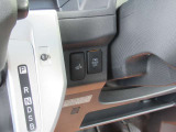 ちょっとわかりにくいですがシフトレバー右側に運転席シートヒーターのスイッチがあります。パワースライドドアのメインスイッチもこちらです