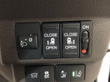 【両側パワースライドドア】両側がパワースライドドアになっており、運転席のスイッチやスマートキーでも開閉が可能です!開口部も広いので乗り降りも楽々♪