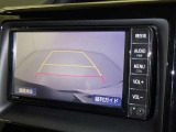 バックモニターも装備しております。バックギアに入れるとナビ画面に車の後方が映し出されます。これで後方確認も安心!