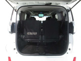 大きく開くラゲッジスペースです。左右独立で3列目シートが跳ね上がるので長尺の荷物も積むことが可能です。