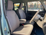【フロントシート】インパネにシフトが付いているので足元広々!運転席から助手席の移動も楽々♪どちらからでも乗り降り出来るので、狭い場所の乗り降りも楽ちんですよ♪