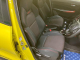 【フロントシート】スイフトスポーツ専用シートです。ホールド感があります。
