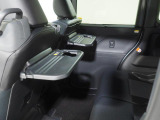 後席には折り畳み式のテーブルがあります。車内での軽食のときに便利ですね。