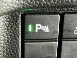 パーキングセンサーシステムは走行中に障害物が迫ると音と表示でお知らせ、低速走行時時の安心感を高めます