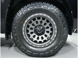 ホイール:4X4エンジニアリングサービス AIRG バルカン 18インチ 8.0タイヤ:ヨコハマジオランダーX-AT LT265/70R17 ゴツゴツしたタイヤだが、乗り心地も◎。デザインもGOOD!