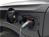 専用コードを接続するだけで簡単に充電が行えます。プラグインハイブリッドモデルRecharge PHEV T5は、走行中の充電のほか自宅などに設置された充電機器からの充電が可能です。