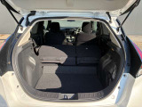 荷室もたっぷりでプライベートでも活躍できます。充電ケーブルもございます。
