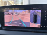 ●サラウンドビューカメラ『車両の4つのカメラから得た映像を合成し、上空から眺めているような映像をモニターに映し出します。車両周辺の歩行者や障害物などの発見に役立ちます。』