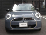 新しくなったMINIのフロントマスクです。六角形のヘキサゴンから八角形のオクタゴングリルに変更され、すっきりとした印象になりました。