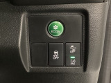 Hondaセンシング用の、VSA(ABS+TCS+横滑り抑制)解除と路外逸脱抑制機能のオンオフスイッチなどはハンドルの右側に装備しています。燃費に役立つECONボタンもここです。