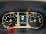 様々な車両情報を表示できるTFTマルチインフォメーションディスプレイを中央に配した視認性の高い大型2眼メーターです