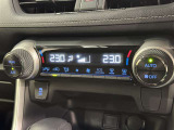 左右独立温度コントロールフルオートエアコンです。運転席、助手席それぞれで独立して温度設定ができます。冷え性の方が乗っても安心ですね♪