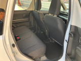 リヤシートも全車消毒済み。天井も高い広々空間!足元もさらに広くゆったりしました!ドアは【アンブレラホルダー】付。