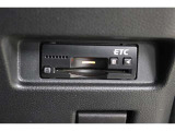 高速道路の利用時に便利なETC。料金所での停車や小銭を探す手間がなくなり快適です♪見た目もすっきりとしたビルトインタイプを装備しています。