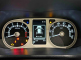 様々な車両情報を表示できるTFTマルチインフォメーションディスプレイを中央に配した視認性の高い大型2眼メーターです