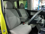 運転席側からの前席ビューです。内装色はグレー系ですので汚れも目立ちにくいです♪