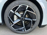 タイヤは静寂性に優れたコンチネンタルEcoContact 6Qが採用されています。サイズは235/45R19