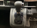 CVT車のセレクトレバーです。低速から高速まで、変速ショックのないスムーズな走りを実現するとともに、エンジン効率のよい領域を維持することで燃費にも貢献します。
