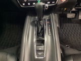 CVT車のセレクトレバーです。低速から高速まで、変速ショックのないスムーズな走りと、エンジン効率のよい領域を維持して燃費にも貢献します。サイドブレーキはスイッチ操作の電子制御パーキングブレーキです。
