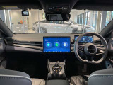 15.6インチの電動回転式タッチスクリーンを装備
