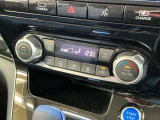 オートデュアルエアコンです。前席と後席で別々の温度が設定でき、設定した温度を自動制御。それぞれに風量や吹き出し口モードの調整も可能です。後席の人も快適にドライブを楽しんでいただけますね!!