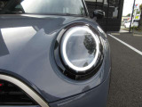 新しくなったヘッドライトです。従来の丸目のライトに2本のLEDが加わり、新しくなったMINIのフロントマスクを印象付けます