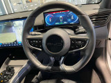 ハンドルはスムーズな乗り降りとスポーティさのあるD型ハンドル