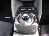 EV車ならでは3つの走行モード切替で「ワンペダル」走行も可能で。もちろん、 エマブレ踏み間違い防止アシスト、VDC(横滑り防止機能)、フロント&バックソナー、ヒルスタートアシストなど安全装備も充実しています