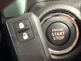 【キーレススタートシステム】カバンやポケットに入れたままでもドアの施錠・解錠が可能なスマートキーを装備。エンジンのオン・オフ時もカギを取り出す必要が無いからとっても便利です♪