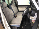 運転席の座面高さを調整できるシートリフターが付いています。フロントシートはベンチシートを採用で、座面も広く使い勝手もいいですよ♪