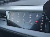 【MMIパッセンジャーディスプレイモニター】Audiの車両に搭載されている最新のインフォテインメントシステムMMIの一部で、助手席側にディスプレイを設置しております。