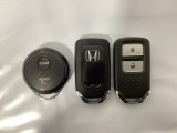 スマートキーを装備しています。鍵を差し込むことなくドアロックの開け閉めと、スタートボタン操作でのエンジンスタートができます。加えて、純正リモコンエンジンスターター用の操作キーもついています。