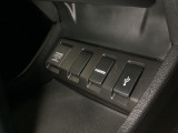 アクセサリーソケットはUSBのアダプターなどをつければ、スマホの充電にも使えます。横にはナビゲーション用の外部入力可能なUSB端子やHDMI端子がついており、周辺には物が置けるトレーがついています。