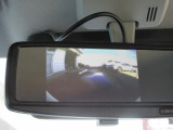 バックカメラを装備しております(ルームミラー式)駐車時に大変役立ちますよ♪運転が苦手な方の味方になってくれます。