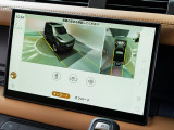 【3Dサラウンドカメラ】は狭い場所でも安心して駐車できるようにサポート。タッチスクリーンの表示と音で障害物との距離を確認できます。車幅感覚に慣れていない方や駐車の苦手な方には必見の装備といえます♪