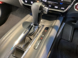 CVT車のセレクトレバーです。低速から高速まで、変速ショックのないスムーズな走りと、エンジン効率のよい領域を維持して燃費にも貢献します。
