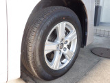 16インチの純正アルミホイールを履いております。(右前)