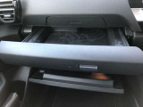 助手席ダッシュボードボタンをプッシュすると、専用ホルダー用のスタンドが現れタブレットを固定でき、走行中でも安全・快適に操作が可能です。