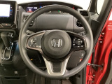 ハンドルにHondaセンシング系のクルーズコントロールやレーンキープアシストなどのスイッチと、オーディオの操作スイッチが装備されています。ハンドルから手を離さず安全に操作できます。