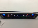 中央にデジタル表示のスピードメーターを配したハイブリット専用メーターになっています。左側のインフォメーション画面で燃費などの情報を確認できます。